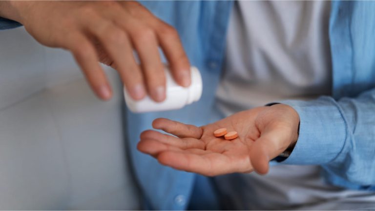 Tomando disulfiram para combatir el alcoholismo